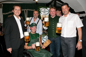 Kooperation beim Bierbockanstich mit Paralympics-Sieger Ablinger